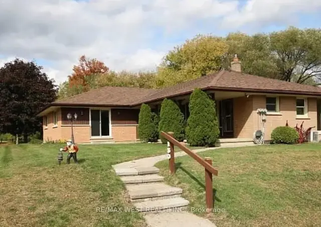 130 Cousins Drive E, Aurora Grove, Aurora